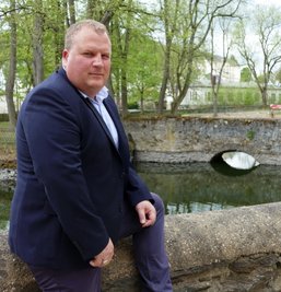 Der amtierende Gelenauer Bürgermeister vor dem Rathausteich: Dessen Entschlammung ist gerade erst abgeschlossen worden und soll zur Verschönerung des Ortsbildes beitragen.