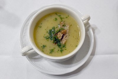 Pfeffersuppe mit Brotbräkerle - der erste Gang des Menüs.