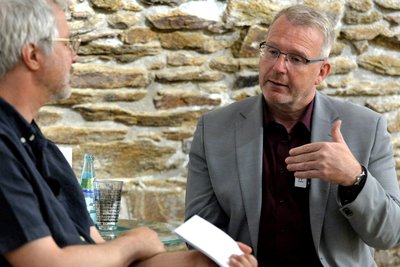 Ein nachdenklicher Landrat Sven Krüger (r.) im Redakteur Wieland Josch.