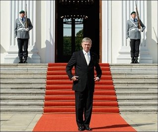 Nach dem Rücktritt von Bundespräsident Horst Köhler muss nun bis zum 30. Juni die Bundesversammlung zusammentreten, um einen Nachfolger zu wählen. Die Befugnisse des Präsidenten gehen vorübergehend auf den Bundesratspräsidenten Jens Böhrnsen über.