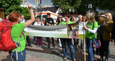 Klein, aber stimmgewaltig: Kollegen und Freunde von Sachsens Weinkönigin Michaela Tutschke in an der Weinstraße.