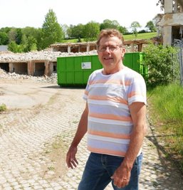Herausforderer Rainer Scherzer vor dem ehemaligen Gelkida-Gelände: Hier soll ein Wohngebiet entstehen, für das der Gelenauer gern eine Durchfahrtsstraße statt einer Sackgasse errichten würde. 