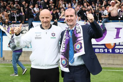 Aue-Sportchef Matthias Heidrich und Glenavon-Chairman Glenn Anderson.