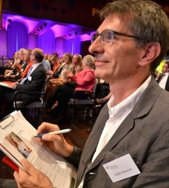 Vollste Konzentration: Der Autor als Jury-Mitglied.