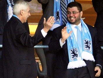 Kurz vor seinem Einstieg hatte Hasan Ismaik (r) noch richtig Spaß beim TSV 1860 München. (Archivbild)