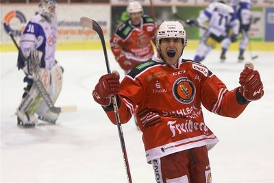 Da die Ränge am Dienstagabend leer waren, hat sich Filip Reisnecker direkt vor den Fotografen über seinen Doppelpack gefreut. 