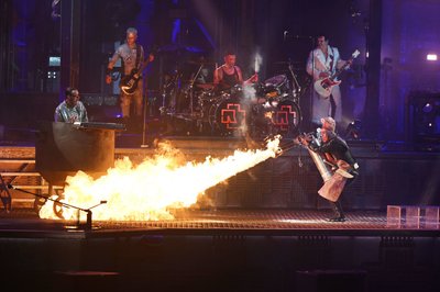 Spiel mit dem Feuer: Rammstein-Sänger Till Lindemann "röstet" Keyboarder Flake beim Song "Mein Teil".