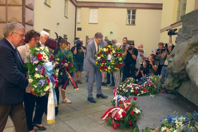Zum Abschluss des Sudetendeutschen Tags wurden an einem ehemaligen Gestapo-Gefängnis Kränze und Blumen niedergelegt.
