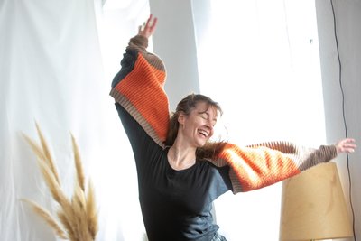 Daniela Simart macht ein Angebot für freien Bewegungstanz.
