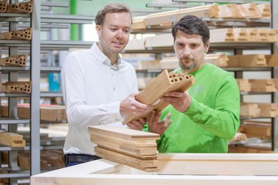 Zunehmend nachgefragt sind Brandschutzfenster und -türen. Hierfür werden spezielle Rahmen produziert, wie Maximilian Grünbeck und Mirko Zerler (rechts) zeigen.