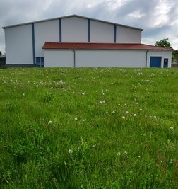Auf dieser Wiese hinter dem Sportforum im Hainichen soll ein weiterer Parkplatz mit 40 Stellflächen entstehen. 