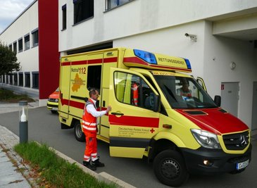 Mit ihrem Rettungswagen kommen Mirko Dietze (links) und Cornelius Dostmann an der Notaufnahme des Zschopauer Klinikums an. Im Sommer ist dies in der Regel kein Problem. 