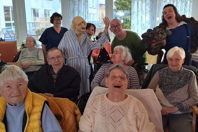 Willkommener Besuch: Zwickauer Puppenspieler erfreuen die Bewohner im Meeraner Seniorenheim.