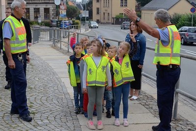 Die Polizisten Rüdiger Riedel (links) und Uwe Huster haben in Falkenstein erklärt, worauf Erstklässler beim Schulweg achten sollen.