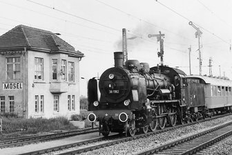 1905 ging es von Zwickau direkt nach Paris - Die Dampflok 38 1182 passiert mit einem Sonderzug des Zwickauer Traditionsvereins den Bahnhof Mosel (um 1987).