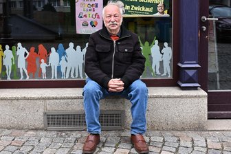 1947: Martin Böttger – Die leise Stimme der Demokratie im Zwickauer Stadtrat - Martin Böttger an seinem Lieblingsort in Zwickau, dem Bürgerbüro von Bündnis 90/Die Grünen.