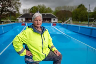 1949: Vom SC Karl-Marx-Stadt zu Olympia: Die ungewöhnliche Schwimm-Karriere von Uta Hoffmann - „Wenn ich nicht selber gegangen wäre, wäre ich gegangen worden.“ Uta Hoffmann ließ den DDR-Sport hinter sich – das Schwimmen nicht. Heute am Becken in Sachsenburg, wo sie auch lebt.