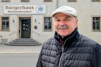 1951: Bernd Grämer – ein fußballverrückter Professor haucht dem Dorf Leben ein - Bernd Grämer vor seinem zweiten Zuhause, dem Bürgerhaus im Freiberger Ortsteil Kleinwaltersdorf. Dafür, dass dieses erhalten und als Veranstaltungsstätte umgebaut wurde, hat er gemeinsam mit vielen Mitstreitern lange gekämpft.
