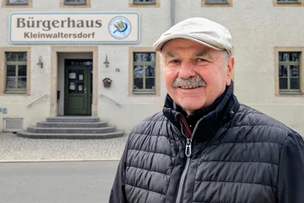 1951: Bernd Grämer – ein fußballverrückter Professor haucht dem Dort Leben ein - Bernd Grämer vor seinem zweiten Zuhause, dem Bürgerhaus im Freiberger Ortsteil Kleinwaltersdorf. Dafür, dass dieses erhalten und als Veranstaltungsstätte umgebaut wurde, hat er gemeinsam mit vielen Mitstreitern lange gekämpft.