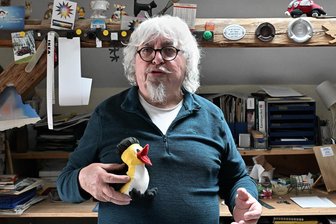 1952: Alain Bonnas – dieser französische Vogtländer erschuf den Oelsnitzer Spatzen - Alain Bonnas mit dem Sperk, dem Oelsnitzer Spatzen, den der Karikaturist seit 35 Jahren Woche für Woche in der Freien Presse die Lokalpolitik kommentieren lässt.