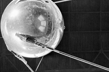 1957: Sputnik-Coup -                Sputnik 1 startete am 4. Oktober 1957 in eine Erdumlaufbahn. Der Satellit hatte einen Durchmesser von 58 Zentimetern.             