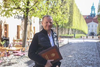 1968: Gastwirt Thomas Lämmel – als im Rittergut Lichtenwalde noch Kühe standen - Thomas Lämmel hat als junger Mann das Schlossgasthaus Lichtenwalde übernommen. Im Hintergrund das Barockschloss mit dem beliebten Park.