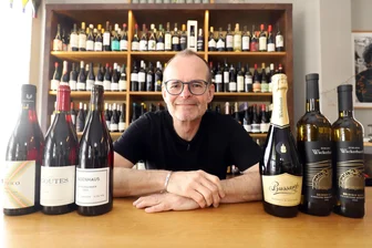 1969: Janek Schumann – Ostdeutschlands einziger Master of Wine - Janek Schumann in seinem Restaurant „Herder 10“ in Freiberg. Er ist der einzige Master of Wine im Osten Deutschlands.
