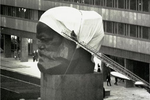 1971: Karl-Marx-Monument wird aufgestellt - In Einzelteilen wird es angeliefert, vor Ort zusammengeschweißt und schließlich am 9. Oktober 1971 eingeweiht: das Karl-Marx-Monument. 