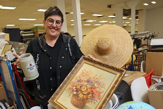 1974: Wie die Reichenbacher Zahnärztin Anja Gürtler mit Flohmärkten viel Gutes tut - Anja Gürtler im ehemaligen Zentralmarkt an der Liebaustraße. Hier lädt sie im Herbst wieder zum Flohmarkt für den guten Zweck ein.