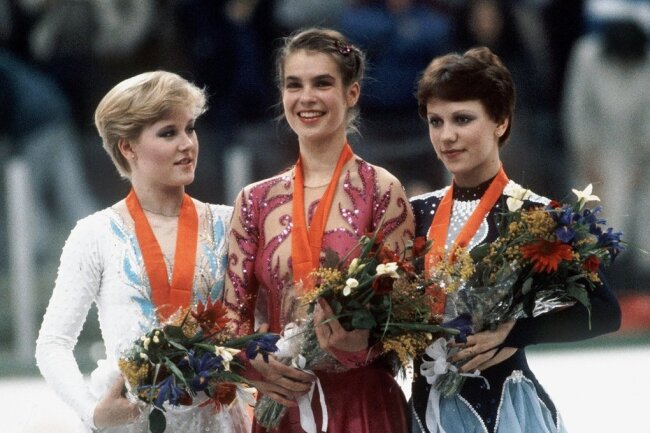 1984: Katarina Witt verzaubert die Fans - Katarina Witt (M.) gewann vor der Amerikanerin Rosalynn Sumners (r.) und Kira Iwanowa (UdSSR). 