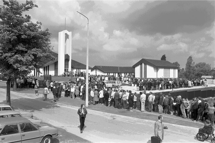 1985: Freiberg erhält Mormonentempel - Juni 1985: Lange Schlangen von Besuchern des Mormonen-Tempels in Freiberg. 