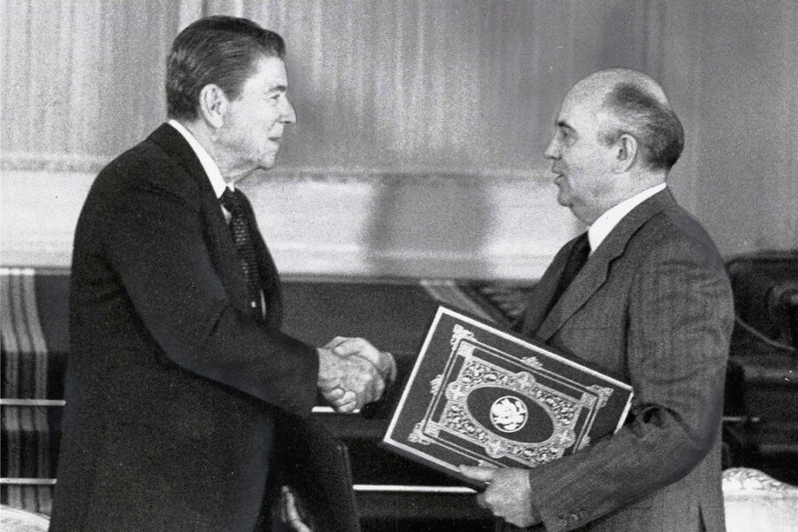 1988: Abrüstungsvertrag - Ronald Reagan und Michail Gorbatschow mit dem INF-Vertrag. 