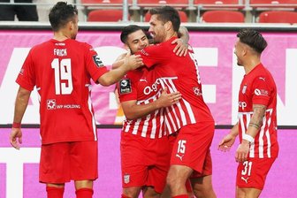 2:0-Sieg gegen Bayreuth: FSV Zwickau zeigt ein anderes Gesicht - Torschützen unter sich: Dominic Baumann und Ronny König, umringt von den Teamkollegen Davy Frick und Patrick Göbel (rechts).