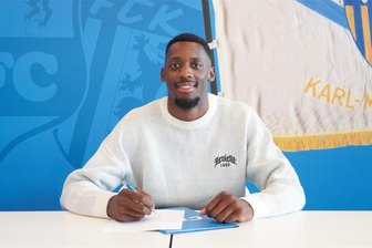 2,04 Meter groß: Chemnitzer FC verpflichtet neuen Stürmer - Ephraim Eshele hat beim Chemnitzer FC einen Vertrag bis Sommer 2025 unterschrieben.