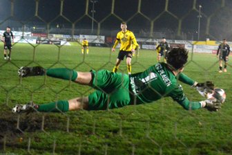 2:2 im Vogtlandderby: So haben es der Doppeltorschütze des VfB Auerbach und der Torhüter des VFC Plauen erlebt - Der Elfmeter von Cedric Graf war die letzte Aktion im Spiel: VFC-Torwart Simon Schulze ahnt die Ecke, kommt aber nicht ganz an den Ball ran.
