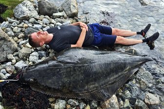 2,20 Meter großer Heilbutt: Erzgebirger macht in Norwegen den Fang seines Lebens - Was sich beim rund 90-minütigen Fang schon angedeutet hatte, wurde am Ufer deutlich: Mit 2,20 Metern ist der Heilbutt deutlich größer als Lars Kohlsdorf.