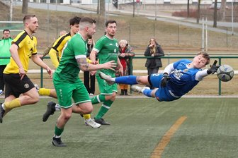 2:3 gegen VfB Auerbach II – Merkur Oelsnitz setzt Rückrundenauftakt in den Sand - VfB-Keeper Lukas Tilgner (rechts) pariert einen gefährlichen Ball, der Oelsnitzer Manuel Strobel (vorn in grün) ist in Lauerstellung.