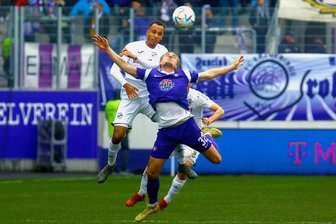 Für den FC Erzgebirge Aue, Elias Huth im Kopfballduell, gab es am Samstag nix zu holen.