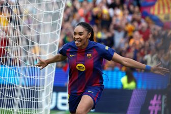 2:4 in Barcelona: Bayern-Frauen verpassen Endspiel -  Salma Paralluelo jubelt früh für Barcelona gegen den FC Bayern.  
