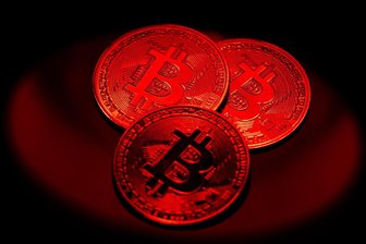 2,6 Milliarden Euro aus Bitcoins wecken Begehrlichkeiten: Wer bekommt den Sachsenschatz? - Bitcoin-Münzen gibt es als vergoldete Medaillen für zehn Euro. Tatsächlich kostet ein Bitcoin als Kryptowährung an der Börse aktuell rund 59.000 Euro.