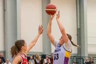 2. Basketball-Bundesliga: ChemCats erkämpfen sich den ersten Sieg in der neuen Saison - Neuzugang Erin Stroberg (rechts) trumpfte gleich in ihrem ersten Spiel für die ChemCats stark auf und steuerte 19 Punkte zum Heimsieg bei.
