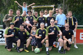 2. Elfmetercup in Wernesgrün: „Wenig überlegen, draufschießen und verwandeln“ - Auf dem Wernesgrüner Kunstrasenplatz beim Elfmetercup: Hier das Team „Sperkenfront Oelsnitz“.