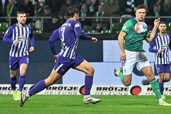 2. Fußball-Bundesliga: Derbe Niederlage für Aue in Bremen - Bremens Niclas Füllkrug (im grünen Trikot) setzt sich gegen Aues Dirk Carlson durch; ganz links: Anthony Barylla, rechts: John-Patrick Strauß. 