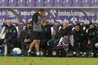 2. Fußball-Bundesliga: Auer Offenbarungseid gegen Schalke - Frustriert und ratlos nach dem 0:5 gegen Schalke: Aues Teamchef Marc Hensel (stehend) und Sportdirektor Pavel Dotchev (3. von rechts) konnten nicht mehr hinsehen.