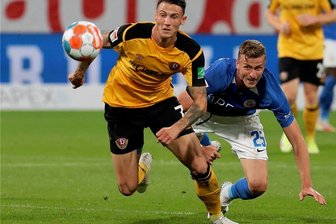 2. Fußball-Bundesliga: Luxusproblem verhilft Dynamo Dresden zum Derbysieg - Der eingewechselte Dynamo-Torschütze Panagiotis Vlachodimos (l.) lässt den Rostocker Thomas Meißner stehen.