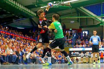 2.Handball-Bundesliga: Aue gewinnt gegen Eintracht Hagen 31:24 - Arni Thor Sigtryggsson (Aue, links) versucht sich gegen Thomas Rink (Hagen) durchzusetzen.