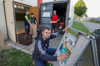 2. Tischtennis-Bundesliga: Was man zur „Heimpremiere“ des TTC Sachsenring Hohenstein-Ernstthal in Limbach-Oberfrohna alles wissen sollte - Christian Hornbogen (vorn) und seine Mitstreiter haben am Mittwochabend die letzten Vorbereitungen fürs erste Heimspiel der Hohenstein-Ernstthaler in Limbach-Oberfrohna getroffen.