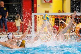 2. Wasserball-Bundesliga: Fans tragen den SVV Plauen zum Sieg - Julian Tscheke im Tor des SVV Plauen.