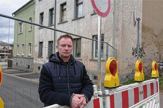 20.000 Fische drohen zu verhungern: Verwaltungsgericht verbietet Zwickauer Züchter Zutritt zu seinen Tieren - Michael Günnel vor seinem Haus an der Olzmannstraße. Die weiße Seite soll abgerissen werden, obwohl dort noch 20.000 Zierfische sind.