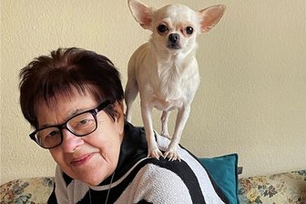 20.000 Fische in gesperrtem Haus in Zwickau: Nachbarin wird völlig überrumpelt - Marita Müller und ihre Hundedame Lily mussten aus dem Nachbarhaus des einsturzgefährdeten Gebäudes ausziehen. Mit diesem Foto bat ihre Familie in Internet um Spenden, um die Mietkosten für die Ersatzwohnung zu finanzieren.
